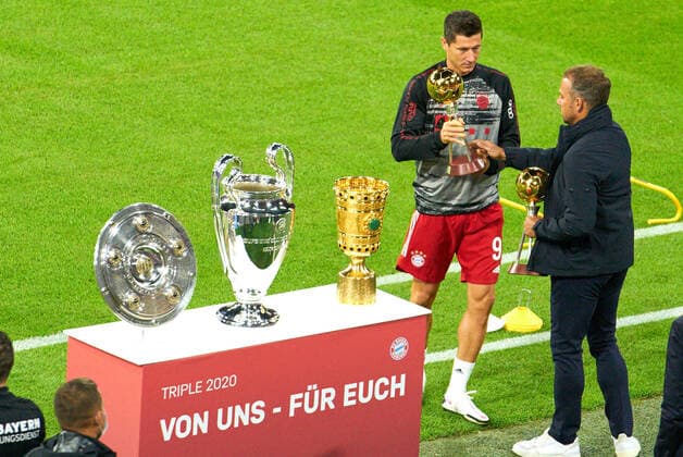 Football Munich - Schalke, Munich Sept 18, 2020. Player of the year and coach of the year, KICKER Magazin, Robert LEWANDOWSKI, FCB 9 Trainer Hansi FLICK (FCB), team manager, headcoach, coach, Presentation of trophy german championship, triple, Meisterschale, Schale, Teller, Trophaee, Deutsche Meisterschaft, Meister-schale, Champions League Pokal, Pott, ceremony, DFB-Pokal, Pokal FC BAYERN MUENCHEN - FC SCHALKE 04 8-0 - DFL REGULATIONS PROHIBIT ANY USE OF PHOTOGRAPHS as IMAGE SEQUENCES and or QUASI-VIDEO - 1.German Soccer League , Munich, September 18, 2020. Season 2020 2021, match day 01, FCB, München, Munich