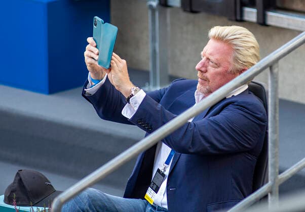 Sport Bilder des Tages Boris Becker macht mit seinem Handy ein Foto vom Center Court beim Spiel von Yannick Hanfmann (GER) 22.09.20, Hamburg, Tennis am Rothenbaum, Tennis, ATP500, Hamburg European Open Â