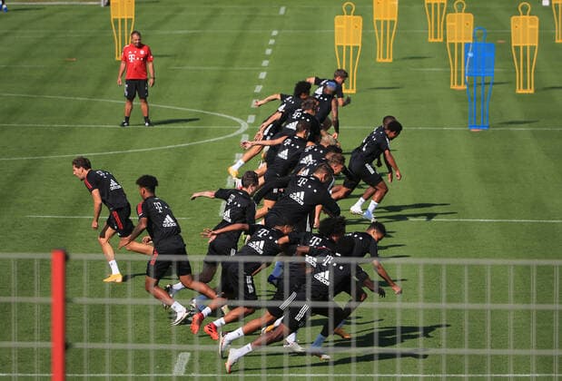22.09.2020, FC Bayern Training, Muenchen, Fussball, im Bild: FCB team mit Hansi Flick (FCB), Leon Goretzka (FCB) und Chris Richards (FCBII) wählen die falsche Seite