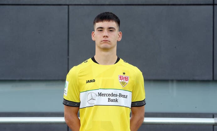 Stuttgart , Fußball Fototermin VfB Stuttgart U 17 , Dennis Seimen *** Stuttgart , soccer photo shoot VfB Stuttgart U 17 , Dennis Seimen
