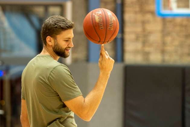 Sport Bilder des Tages Deutschland, Wuerzburg, Trainingszentrum, 23.09.2020, emspor, emonline, despor, deonline, Maxi Kleber beim Training der U-12 von s.Oliver Wuerzburg Bild: DFL REGULATIONS PROHIBIT ANY USE OF PHOTOGRAPHS AS IMAGE SEQUENCES AND OR QUASI-VIDEO. Copyright: HMBxMedia xHeikoxBecker