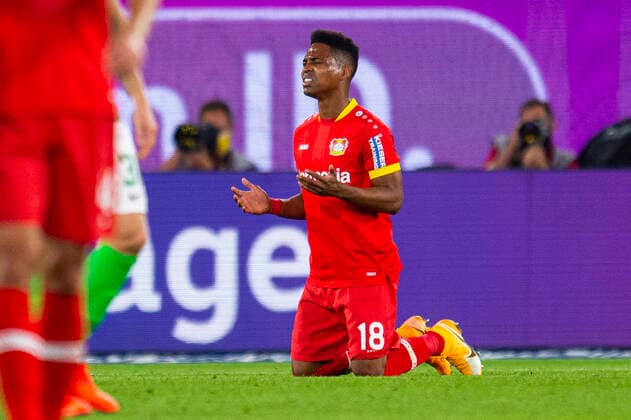 20.09.2020 - Fußball, 2020 2021, 1. Bundesliga, VfL Wolfsburg - Bayer 04 Leverkusen: Wendell (Leverkusen) betet nach dem Spiel Wolfsburg Niedersachsen Deutschland Volkswagen Arena