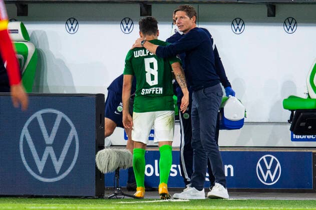 20.09.2020 - Fußball, 2020 2021, 1. Bundesliga, VfL Wolfsburg - Bayer 04 Leverkusen: (L-R) Renato Steffen (Wolfsburg), Oliver Glasner (Trainer - Wolfsburg) Wolfsburg Niedersachsen Deutschland Volkswagen Arena