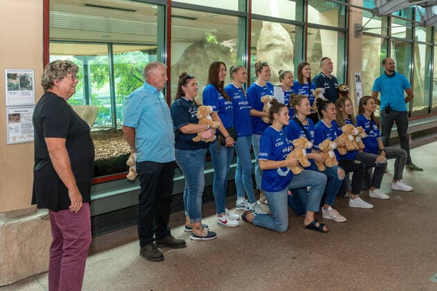 Die Lions vor dem Löwengehege Rudi Kampa (Vorstandsvorsitzender des Trägervereins der GISA-Lions SV Halle), Sandra Rosanke (Co-Trainerin, GISA Lions SV Halle), Barbora Kasparkova (10, GISA Lions SV Halle), Inken Henningsen (09, GISA Lions SV Halle), Klaudia Grudzien (23, GISA Lions SV Halle), Janina Schinkel (14, GISA Lions SV Halle), Meret Kleine-Beeck (19, GISA Lions SV Halle), Peter Kortmann (Head Coach, GISA Lions SV Halle) und Dennis Müller (Direktor BergZoo) untere Reihe: Charlotte Kreuter (13, GISA Lions SV Halle), Karolina Stawinska (21, GISA Lions SV Halle), Eilidh Simpson (41, GISA Lions SV Halle), Darien Huff (02, GISA Lions SV Halle) und Laura Schinkel (07, GISA Lions SV Halle) Die Mannschaft, Trainer und Betreuer der GISA Lions besuchen ihre Patentiere im Bergzoo Halle. Die Patenschaft geht jetzt in das 7. Jahr. GISA Lions SV Halle Basketball - 1. Bundesliga - BergZOO Halle Halle (Saale) 23.09.2020 Foto: Holger John Sachsen-Anhalt Deutschland *** The Lions in front of the lion enclosure Rudi Kampa Chairman of the Board of Directors of the GISA Lions SV Halle, Sandra Rosanke Co-Trainer, GISA Lions SV Halle, Barbora Kasparkova 10, GISA Lions SV Halle, Inken Henningsen 09, GISA Lions SV Halle, Klaudia Grudzien 23, GISA Lions SV Halle , Janina Schinkel 14, GISA Lions SV Halle , Meret Kleine Beeck 19, GISA Lions SV Halle , Peter Kortmann Head Coach, GISA Lions SV Halle and Dennis Müller Director BergZoo lower row Charlotte Kreuter 13, GISA Lions SV Halle , Karolina Stawinska 21, GISA Lions SV Halle , Eilidh Simpson 41, GISA Lions SV Halle , Darien Huff 02, GISA Lions SV Halle and Laura Schinkel 07, GISA Lions SV Halle The team, Coaches and supporters of the GISA Lions visit their godparents in the mountain zoo Halle The sponsorship is now entering its 7th year GISA Lions SV Halle Basketball 1 Bundesliga BergZOO Halle Halle Halle Saale 23 09 2020 Photo Holger John Sachsen Anhalt Germany