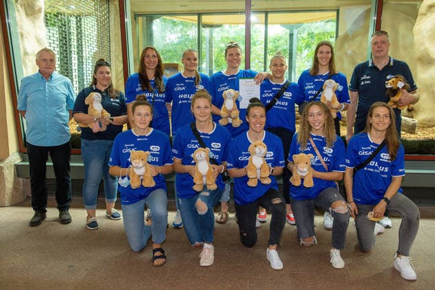 Die Lions vor dem Löwengehege Rudi Kampa (Vorstandsvorsitzender des Trägervereins der GISA-Lions SV Halle), Sandra Rosanke (Co-Trainerin, GISA Lions SV Halle), Barbora Kasparkova (10, GISA Lions SV Halle), Inken Henningsen (09, GISA Lions SV Halle), Klaudia Grudzien (23, GISA Lions SV Halle), Janina Schinkel (14, GISA Lions SV Halle), Meret Kleine-Beeck (19, GISA Lions SV Halle), Peter Kortmann (Head Coach, GISA Lions SV Halle) untere Reihe: Charlotte Kreuter (13, GISA Lions SV Halle), Karolina Stawinska (21, GISA Lions SV Halle), Eilidh Simpson (41, GISA Lions SV Halle), Darien Huff (02, GISA Lions SV Halle) und Laura Schinkel (07, GISA Lions SV Halle) Die Mannschaft, Trainer und Betreuer der GISA Lions besuchen ihre Patentiere im Bergzoo Halle. Die Patenschaft geht jetzt in das 7. Jahr. GISA Lions SV Halle Basketball - 1. Bundesliga - BergZOO Halle Halle (Saale) 23.09.2020 Foto: Holger John Sachsen-Anhalt Deutschland *** The Lions in front of the lion enclosure Rudi Kampa Chairman of the Board of Directors of the GISA Lions SV Halle, Sandra Rosanke Co-Trainer, GISA Lions SV Halle, Barbora Kasparkova 10, GISA Lions SV Halle, Inken Henningsen 09, GISA Lions SV Halle , Klaudia Grudzien 23, GISA Lions SV Halle , Janina Schinkel 14, GISA Lions SV Halle , Meret Kleine Beeck 19, GISA Lions SV Halle , Peter Kortmann Head Coach, GISA Lions SV Halle lower row Charlotte Kreuter 13, GISA Lions SV Halle , Karolina Stawinska 21, GISA Lions SV Halle , Eilidh Simpson 41, GISA Lions SV Halle , Darien Huff 02, GISA Lions SV Halle and Laura Schinkel 07, GISA Lions SV Halle The team, Coaches and supporters of the GISA Lions visit their godparents in the mountain zoo Halle The sponsorship is now entering its 7th year GISA Lions SV Halle Basketball 1 Bundesliga BergZOO Halle Halle Halle Saale 23 09 2020 Photo Holger John Sachsen Anhalt Germany