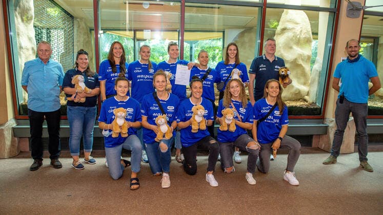 Die Lions vor dem Löwengehege Rudi Kampa (Vorstandsvorsitzender des Trägervereins der GISA-Lions SV Halle), Sandra Rosanke (Co-Trainerin, GISA Lions SV Halle), Barbora Kasparkova (10, GISA Lions SV Halle), Inken Henningsen (09, GISA Lions SV Halle), Klaudia Grudzien (23, GISA Lions SV Halle), Janina Schinkel (14, GISA Lions SV Halle), Meret Kleine-Beeck (19, GISA Lions SV Halle), Peter Kortmann (Head Coach, GISA Lions SV Halle) und Dennis Müller (Direktor BergZoo) untere Reihe: Charlotte Kreuter (13, GISA Lions SV Halle), Karolina Stawinska (21, GISA Lions SV Halle), Eilidh Simpson (41, GISA Lions SV Halle), Darien Huff (02, GISA Lions SV Halle) und Laura Schinkel (07, GISA Lions SV Halle) Die Mannschaft, Trainer und Betreuer der GISA Lions besuchen ihre Patentiere im Bergzoo Halle. Die Patenschaft geht jetzt in das 7. Jahr. GISA Lions SV Halle Basketball - 1. Bundesliga - BergZOO Halle Halle (Saale) 23.09.2020 Foto: Holger John Sachsen-Anhalt Deutschland *** The Lions in front of the lion enclosure Rudi Kampa Chairman of the Board of Directors of the GISA Lions SV Halle, Sandra Rosanke Co-Trainer, GISA Lions SV Halle, Barbora Kasparkova 10, GISA Lions SV Halle, Inken Henningsen 09, GISA Lions SV Halle, Klaudia Grudzien 23, GISA Lions SV Halle , Janina Schinkel 14, GISA Lions SV Halle , Meret Kleine Beeck 19, GISA Lions SV Halle , Peter Kortmann Head Coach, GISA Lions SV Halle and Dennis Müller Director BergZoo lower row Charlotte Kreuter 13, GISA Lions SV Halle , Karolina Stawinska 21, GISA Lions SV Halle , Eilidh Simpson 41, GISA Lions SV Halle , Darien Huff 02, GISA Lions SV Halle and Laura Schinkel 07, GISA Lions SV Halle The team, Coaches and supporters of the GISA Lions visit their godparents in the mountain zoo Halle The sponsorship is now entering its 7th year GISA Lions SV Halle Basketball 1 Bundesliga BergZOO Halle Halle Halle Saale 23 09 2020 Photo Holger John Sachsen Anhalt Germany