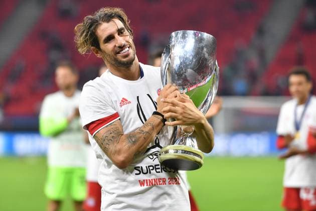 Bilder des Jahres 2020, Sport 09 September Sport Themen der Woche KW39 Sport Bilder des Tages die Bayern jubeln bei der Siegerehrung, Javi (Javier) MARTINEZ (Bayern Muenchen) mit den Pokal,Cup,Trophaee, Jubel,Freude,Begeisterung, cheers, Aktion,Einzelbild,angeschnittenes Einzelmotiv,Halbfigur,halbe Figur. Fussball UEFA Super Cup 2020 FC Bayern Muenchen-FC Sevilla 1-2 n.V. am 24.09.2020 in Budapest, Ferenc Puskas Stadion. *** the Bavarians cheer at the award ceremony, Javi Javier MARTINEZ Bayern Muenchen with the cup, cup, trophy, cheers, joy, enthusiasm, cheers, action, single picture, cut single motif, half figure, half figure football UEFA Super Cup 2020 FC Bayern Muenchen FC Sevilla 1 2 n V on 24 09 2020 in Budapest, Ferenc Puskas Stadium