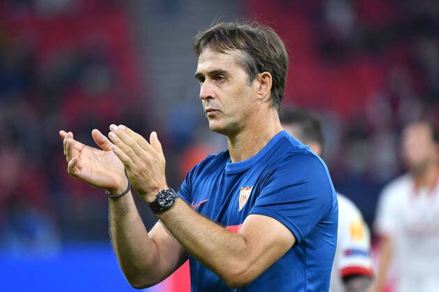 Trainer Julen Lopetegui (FC Sevilla), klatscht Applaus, Einzelbild,angeschnittenes Einzelmotiv,Halbfigur,halbe Figur. Fussball UEFA Super Cup 2020 FC Bayern Muenchen-FC Sevilla 1-2 n.V. am 24.09.2020 in Budapest, Ferenc Puskas Stadion.