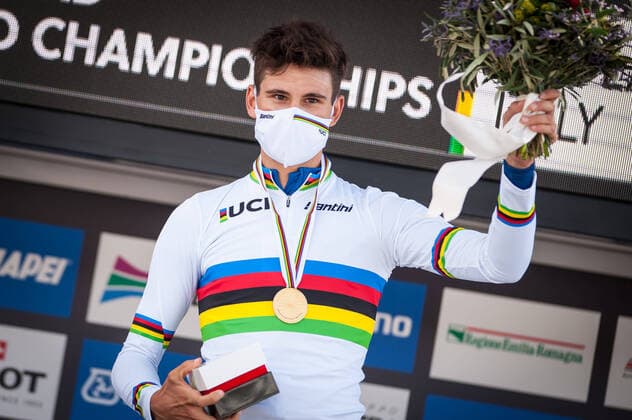 Bilder des Jahres 2020, Sport 09 September Sport Themen der Woche KW39 Sport Bilder des Tages Filippo Ganna (ITA - Italien - Italy - Italia - INEOS Grenadiers) gewinnt das Einzelzeitfahren der Rad WM in Imola 2020 - Podium - Siegerehrung - Ehrung - Auszeichnung - Zeremonie - Zelebrierung - Ceremony - Jubel - Freude - Luck - Emotion - Emotionen - Mimik - Mimic - Gestik - Gestic - Querformat - quer - horizontal - Event Veranstaltung: Strassen Rad WM Imola - Einzelzeitfahren Herren Elite - Imola nach to Imola 31.7 km - Ort Location: Imola - Bologna (BO) - Region: Emilia-Romagna - Land Country: Italy - Italien - Italia - Datum Date: 25.09.2020 *** Filippo Ganna ITA Italy Italy Italia INEOS Grenadiers wins the individual time trial of the Cycling World Championship in Imola 2020 podium award ceremony celebration Ceremony jubilation joy Luck Emotion emotions mimic mimic gesture gesture horizontal horizontal format horizontal event event roads cycling World Championship Imola individual time trial men elite Imola to Imola 31 7 km town location Imola Bologna BO region Emilia Romagna country country country Italy Italy Italia date date 25 09 2020 Stiehl Photography