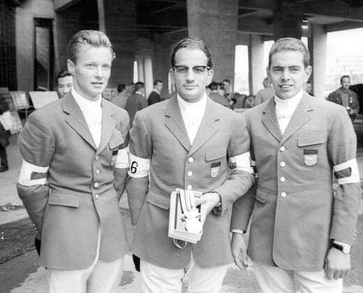 Olympische Sommerspiele in Tokio 1964 die Deutsche Springreitermannschaft von links : Hermann Schridde , Hans Günter Winkler und Kurt Jarasinski (alle BR Deutschland) gewann Gold. Winkler zeigt die 3 Goldmedaillen 25.10.1964 *** Olympic Summer Games in Tokyo 1964 the German show jumping team from left Hermann Schridde , Hans Günter Winkler and Kurt Jarasinski all BR Germany won gold Winkler shows the 3 gold medals 25 10 1964 HM