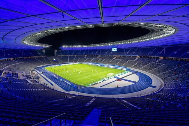 Bilder des Jahres 2020, Sport 09 September Sport Themen der Woche KW39 Sport Bilder des Tages Fussball Berlin 25.09.2020 Saison 2020 2021 1. Bundesliga DFL Hertha BSC Berlin - Eintracht Frankfurt Berliner Olympiastadion sportstätte 5000 Personen befinden sich bei diesem Bundesligaspiel im Stadion Covid-19 Corona *** Fussball Berlin 25 09 2020 Season 2020 2021 1 Bundesliga DFL Hertha BSC Berlin Eintracht Frankfurt Berlin Olympic Stadium sports facility 5000 people are in the stadium Covid 19 Corona for this Bundesliga game