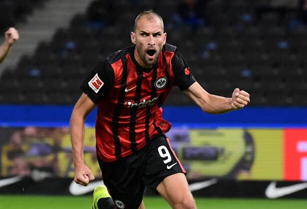 25.09.2020, xkvx, Fussball 1.Bundesliga, Hertha BSC Berlin - Eintracht Frankfurt emspor, v.l. Bas Dost (Eintracht Frankfurt) celebrate the goal, Der Torjubel zum 0:2 (DFL DFB REGULATIONS PROHIBIT ANY USE OF PHOTOGRAPHS as IMAGE SEQUENCES and or QUASI-VIDEO) Berlin