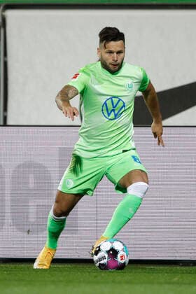 24.09.2020, AOK-Stadion, Wolfsburg, GER, UEFA EL, Qualifikation, VfL Wolfsburg (GER) vs Desna Tschernihiw (UA), im Bild Renato Steffen (8, Wolfsburg) am Ball VfL Wolfsburg vs Desna Tschernihiw