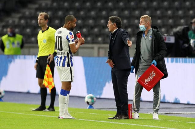 Matheus Cunha, Trainer Bruno Labbadia redend begrenzte Zuschauerzahl Corona Fußball Fussball DFL Bundesliga Herren Saison 2020 2021 25.09.2020 Hertha BSC Berlin vs. SG Eintracht Frankfurt SGE DFL regulations prohibit any use of photographs as image sequences and or quasi-video.