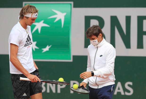 Alexander Zverev (GER) trainiert mit Trainer, coach David Ferrer, Training. Tennis - French Open 2020 - Grand Slam - Roland Garros - Paris - - France - 26 September 2020. Copyright: xJuergenxHasenkopfx
