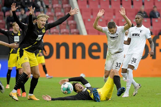 26.09.2020, xemx, Fussball 1.Bundesliga, FC Augsburg - Borussia Dortmund emspor, v.l. Erling Haaland (Borussia Dortmund), Mats Hummels (Borussia Dortmund) und Raphael Framberger (FC Augsburg) (DFL DFB REGULATIONS PROHIBIT ANY USE OF PHOTOGRAPHS as IMAGE SEQUENCES and or QUASI-VIDEO) Augsburg *** 26 09 2020, xemx, Fussball 1 Bundesliga, FC Augsburg Borussia Dortmund emspor, v l Erling Haaland Borussia Dortmund , Mats Hummels Borussia Dortmund and Raphael Framberger FC Augsburg DFL DFB REGULATIONS PROHIBIT ANY USE OF PHOTOGRAPHS as IMAGE SEQUENCES and or QUASI VIDEO Augsburg