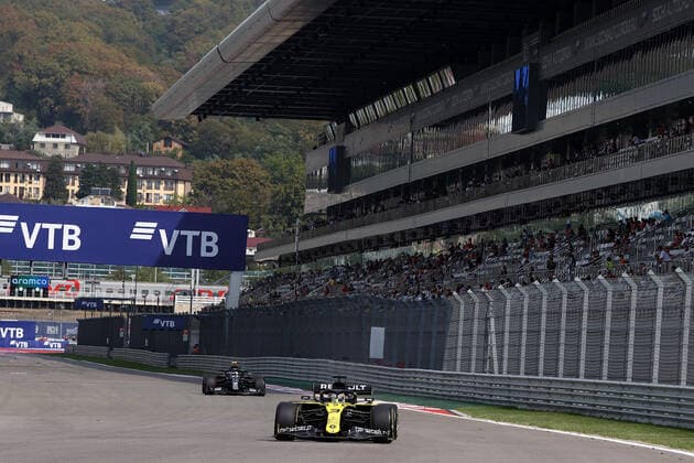 FORMULA 1 VTB RUSSIAN GRAND PRIX 2020 26.09.2020, Sochi Autodrom, Sochi, FORMULA 1 VTB RUSSIAN GRAND PRIX 2020 , im Bild Daniel Ricciardo (AUS 3), Renault DP World F1 Team, Valtteri Bottas (FIN 77), Mercedes-AMG Petronas F1 Team