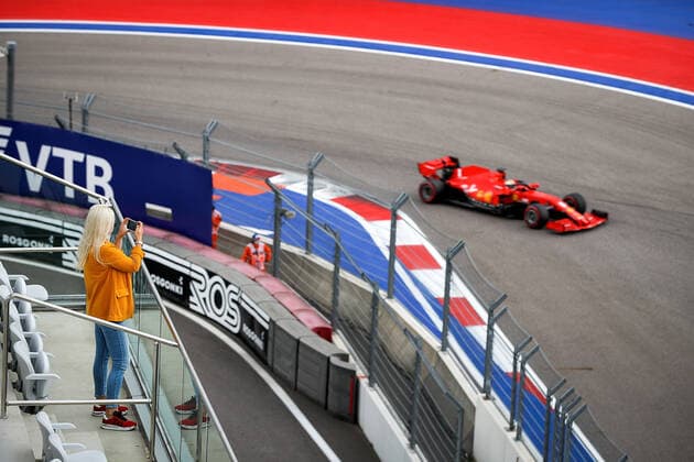 FORMULA 1 VTB RUSSIAN GRAND PRIX 2020 26.09.2020, Sochi Autodrom, Sochi, FORMULA 1 VTB RUSSIAN GRAND PRIX 2020 , im Bild Eine Zuschauerin fotografiert Sebastian Vettel (GER 5), Scuderia Ferrari