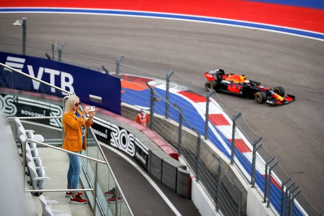 FORMULA 1 VTB RUSSIAN GRAND PRIX 2020 26.09.2020, Sochi Autodrom, Sochi, FORMULA 1 VTB RUSSIAN GRAND PRIX 2020 , im Bild Eine Zuschauerin fotografiert Max Verstappen (NEL 33), Aston Martin Red Bull Racing