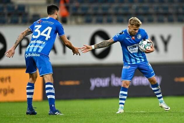 GENT, BELGIUM - SEPTEMBER 26 : Niklas Bernd Dorsch midfielder of KAA Gent shakes hands with Tim Kleindienst forward of KAA Gent after scoring a penalty during the Jupiler Pro League match between KAA Gent and Oud-Heverlee Leuven in the Ghelamco Arena stadium on September 26, 2020 in Gent, Belgium, 26 09 2020 ( Photo by Nico Vereecken Photo News FOOTBALL : KAA Gent v OHL - Jupiler Pro League - 26 09 2020 PHOTONEWS PANORAMIC  775545148