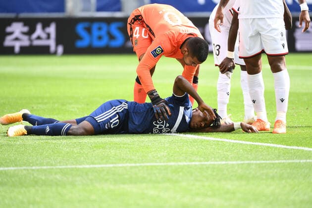 10 SAMUEL KALU (BOR) - BLESSURE - FAIR PLAY FOOTBALL : Bordeaux vs Nice - Ligue 1 Uber Eats - 27 09 2020 FEP Panoramic 