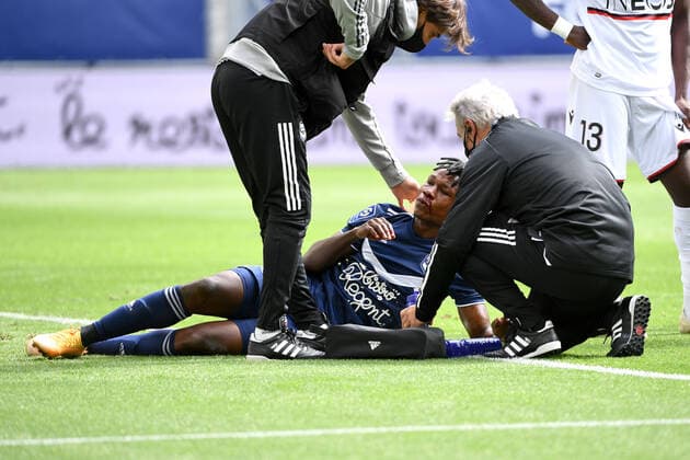 10 SAMUEL KALU (BOR) - BLESSURE - FAIR PLAY - SANG FOOTBALL : Bordeaux vs Nice - Ligue 1 Uber Eats - 27 09 2020 FEP Panoramic 