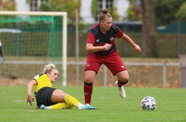 xjfx 27.09.2020 DFB Pokal Frauen SC Opel 06 Rüsselsheim - 1.FC Nürnberg v.l., Michelle Beck (SC Opel Rüsselsheim Frauen), Jessica May (1. FC Nürnberg Frauen) (DFL DFB REGULATIONS PROHIBIT ANY USE OF PHOTOGRAPHS as IMAGE SEQUENCES and or QUASI-VIDEO) Copyright: HMBxMedia