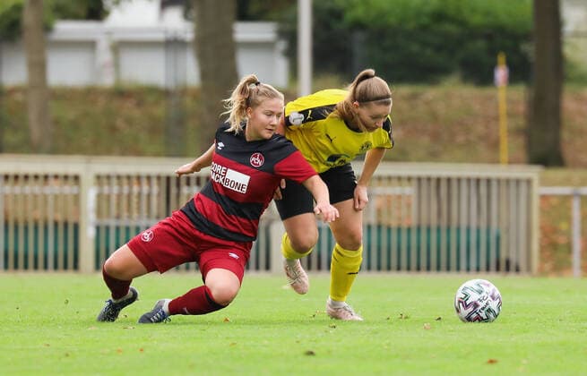 xjfx 27.09.2020 DFB Pokal Frauen SC Opel 06 Rüsselsheim - 1.FC Nürnberg v.l., Eva Bahm (1. FC Nürnberg Frauen), Lorena Bernadie (SC Opel Rüsselsheim Frauen) (DFL DFB REGULATIONS PROHIBIT ANY USE OF PHOTOGRAPHS as IMAGE SEQUENCES and or QUASI-VIDEO) Copyright: HMBxMedia