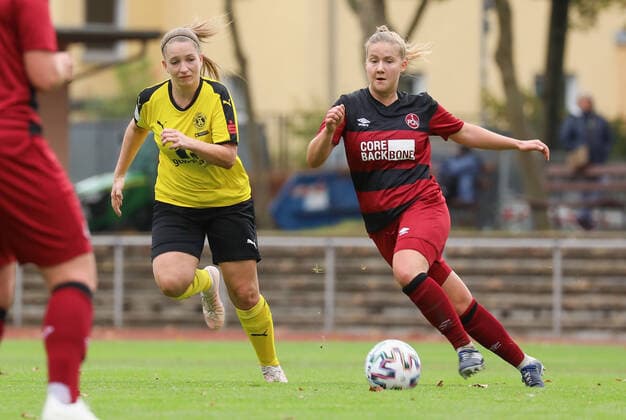 xjfx 27.09.2020 DFB Pokal Frauen SC Opel 06 Rüsselsheim - 1.FC Nürnberg v.l., Lorena Bernadie (SC Opel Rüsselsheim Frauen), Eva Bahm (1. FC Nürnberg Frauen) (DFL DFB REGULATIONS PROHIBIT ANY USE OF PHOTOGRAPHS as IMAGE SEQUENCES and or QUASI-VIDEO) Copyright: HMBxMedia