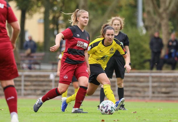 xjfx 27.09.2020 DFB Pokal Frauen SC Opel 06 Rüsselsheim - 1.FC Nürnberg v.l., Eva Bahm (1. FC Nürnberg Frauen), Angela Fedel (SC Opel Rüsselsheim Frauen) (DFL DFB REGULATIONS PROHIBIT ANY USE OF PHOTOGRAPHS as IMAGE SEQUENCES and or QUASI-VIDEO) Copyright: HMBxMedia