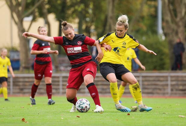 xjfx 27.09.2020 DFB Pokal Frauen SC Opel 06 Rüsselsheim - 1.FC Nürnberg v.l., Jessica May (1. FC Nürnberg Frauen), Michelle Beck (SC Opel Rüsselsheim Frauen) (DFL DFB REGULATIONS PROHIBIT ANY USE OF PHOTOGRAPHS as IMAGE SEQUENCES and or QUASI-VIDEO) Copyright: HMBxMedia