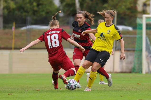 xjfx 27.09.2020 DFB Pokal Frauen SC Opel 06 Rüsselsheim - 1.FC Nürnberg v.l., Franziska Mai (1. FC Nürnberg Frauen), Luisa Richert (1. FC Nürnberg Frauen), Lorena Bernadie (SC Opel Rüsselsheim Frauen) (DFL DFB REGULATIONS PROHIBIT ANY USE OF PHOTOGRAPHS as IMAGE SEQUENCES and or QUASI-VIDEO) Copyright: HMBxMedia