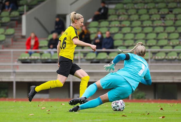 xjfx 27.09.2020 DFB Pokal Frauen SC Opel 06 Rüsselsheim - 1.FC Nürnberg v.l., Vanessa Kempf (SC Opel Rüsselsheim Frauen), Lea Paulick (1. FC Nürnberg Frauen) (DFL DFB REGULATIONS PROHIBIT ANY USE OF PHOTOGRAPHS as IMAGE SEQUENCES and or QUASI-VIDEO) Copyright: HMBxMedia