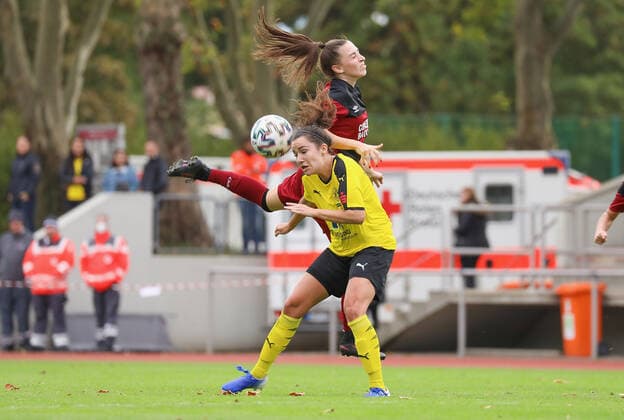 xjfx 27.09.2020 DFB Pokal Frauen SC Opel 06 Rüsselsheim - 1.FC Nürnberg v.l., Rebekka Salfelder (1. FC Nürnberg Frauen), Angela Fedel (SC Opel Rüsselsheim Frauen) (DFL DFB REGULATIONS PROHIBIT ANY USE OF PHOTOGRAPHS as IMAGE SEQUENCES and or QUASI-VIDEO) Copyright: HMBxMedia