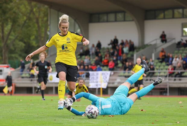 xjfx 27.09.2020 DFB Pokal Frauen SC Opel 06 Rüsselsheim - 1.FC Nürnberg v.l., Michelle Beck (SC Opel Rüsselsheim Frauen), Lea Paulick (1. FC Nürnberg Frauen) (DFL DFB REGULATIONS PROHIBIT ANY USE OF PHOTOGRAPHS as IMAGE SEQUENCES and or QUASI-VIDEO) Copyright: HMBxMedia