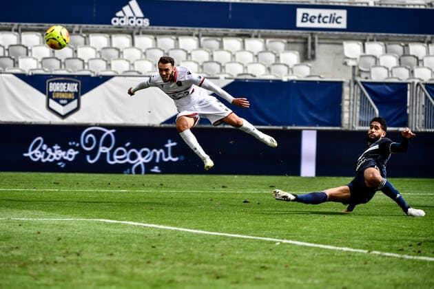 Tir qur le popteau de Amine Gouiri (ogc) FOOTBALL : Bordeaux vs Nice - 5eme Journee de L1 Uber Eats - Bordeaux - 27 09 2020 ThierryBreton Panoramic 