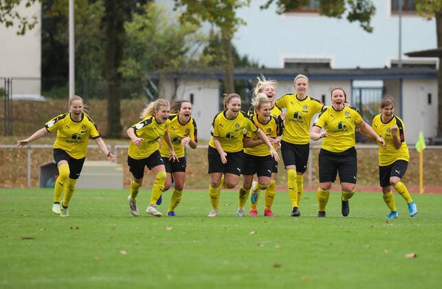 27.09.2020 DFB Pokal Frauen SC Opel 06 Rüsselsheim - 1.FC Nürnberg v.l., Jubel über das Weiterkommen beim SC Opel Rüsselsheim (DFL DFB REGULATIONS PROHIBIT ANY USE OF PHOTOGRAPHS as IMAGE SEQUENCES and or QUASI-VIDEO)