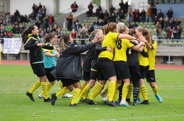 27.09.2020 DFB Pokal Frauen SC Opel 06 Rüsselsheim - 1.FC Nürnberg v.l., Jubel über das Weiterkommen beim SC Opel Rüsselsheim (DFL DFB REGULATIONS PROHIBIT ANY USE OF PHOTOGRAPHS as IMAGE SEQUENCES and or QUASI-VIDEO)