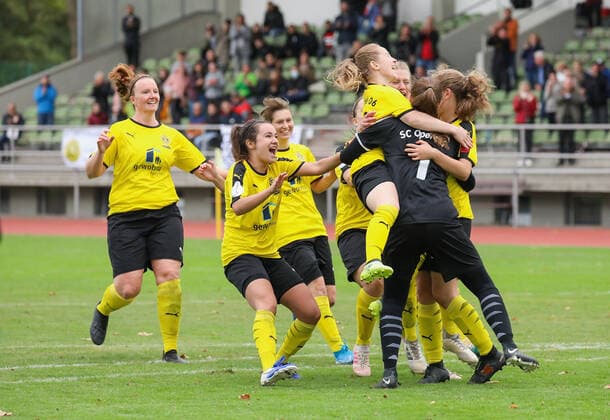 xjfx 27.09.2020 DFB Pokal Frauen SC Opel 06 Rüsselsheim - 1.FC Nürnberg v.l., Jubel über das Weiterkommen beim SC Opel Rüsselsheim (DFL DFB REGULATIONS PROHIBIT ANY USE OF PHOTOGRAPHS as IMAGE SEQUENCES and or QUASI-VIDEO) Copyright: HMBxMedia