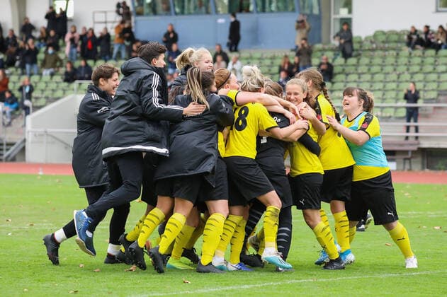 xjfx 27.09.2020 DFB Pokal Frauen SC Opel 06 Rüsselsheim - 1.FC Nürnberg v.l., Jubel über das Weiterkommen beim SC Opel Rüsselsheim (DFL DFB REGULATIONS PROHIBIT ANY USE OF PHOTOGRAPHS as IMAGE SEQUENCES and or QUASI-VIDEO) Copyright: HMBxMedia