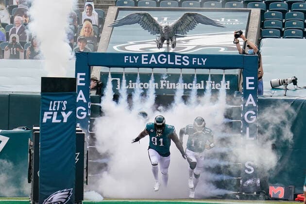 Bilder des Jahres 2020, Sport 09 September Sport Themen der Woche KW39 Sport Bilder des Tages PHILADELPHIA, PA - SEPTEMBER 27: Philadelphia Eagles quarterback Carson Wentz (11) and Philadelphia Eagles defensive tackle Fletcher Cox (91) lead the team onto the field during the game between the Cincinnati Bengals and the Philadelphia Eagles on September 27, 2020 at Lincoln Financial Field in Philadelphia, PA. (Photo by Andy Lewis Icon Sportswire) NFL, American Football Herren, USA SEP 27 Bengals at Eagles Icon200927047