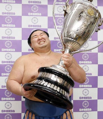 Bilder des Jahres 2020, Sport 09 September Sport Themen der Woche KW39 Sport Bilder des Tages Autumn Grand Sumo Tournament Sekiwake Shodai poses for a photo with his trophy after winning his first career top-division title at the Autumn Grand Sumo Tournament at Tokyo s Ryogoku Kokugikan on Sept. 27, 2020. (Pool photo) 