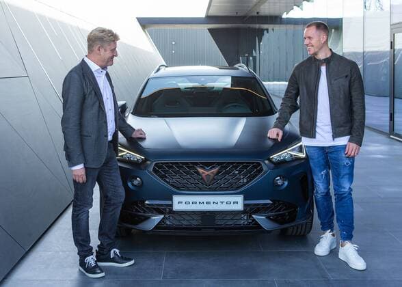 Bilder des Jahres 2020, Sport 09 September Sport Themen der Woche KW40 Sport Bilder des Tages Seat president, Wayne Griffiths (L), accompanied by FC Barcelona, Barca s goalkeeper Marc-Andre Ter Stegen (R), pose for the media with the first Cupra Formentor, the first exclusive car model of Seat, at Seat s Martorell factory in Barcelona, 29 September 2020. Seat expects to double theirs sales for 2021 with the new Cupra Formentor. Seat produces his first exclusive car model, Cupra Formentor !ACHTUNG: NUR REDAKTIONELLE NUTZUNG!  Copyright: xEnricxFontcubertax GRAFCAT2191 20200929-637369932430232945