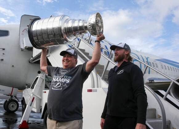 Bilder des Jahres 2020, Sport 09 September Sport Themen der Woche KW40 Sport Bilder des Tages September 29, 2020, Tampa, Florida, USA: Tampa Bay Lightning owner Jeff Vinik, left, holds the Stanley Cup as team captian Steven Stamkos looks on Tuesday, Sept. 29, 2020 in Tampa. Tampa USA - ZUMAs70_ 20200929_zan_s70_040 Copyright: xDirkxShaddx