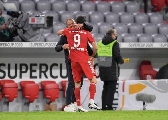 30.09.2020, Fussball Supercup: FC Bayern - Borussia Dortmund 30.09.2020, Fussball DFL-Supercup 2020, FC Bayern München - Borussia Dortmund, in der Allianz-Arena München. Schlussjubel (L-R) Trainer Hans-Dieter Flick (Bayern München) und Robert Lewandowski (Bayern München) Foto: Bernd Feil M.i.S. Pool Nur für journalistische Zwecke! Only for editorial use! Gemäß den Vorgaben der DFL Deutsche Fußball Liga ist es untersagt, in dem Stadion und oder vom Spiel angefertigte Fotoaufnahmen in Form von Sequenzbildern und oder videoähnlichen Fotostrecken zu verwerten bzw. verwerten zu lassen. DFL regulations prohibit any use of photographs as image sequences and or quasi-video. National and international NewsAgencies OUT. München Allianz-Arena Bayern Deutschland