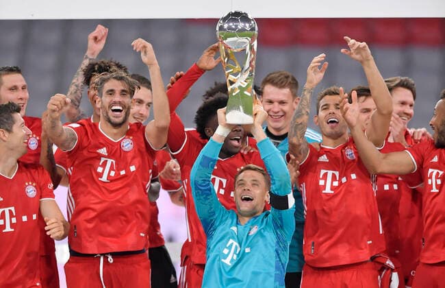 Bilder des Jahres 2020, Sport 09 September Sport Themen der Woche KW40 30.09.2020, Fussball Supercup: FC Bayern - Borussia Dortmund 30.09.2020, Fussball DFL-Supercup 2020, FC Bayern München - Borussia Dortmund, in der Allianz-Arena München. FC Bayern München feiert den Gewinn des Supercup, Torwart Manuel Neuer (mi., Bayern München) mit dem Supercup Pokal Foto: Bernd Feil M.i.S. Pool Nur für journalistische Zwecke! Only for editorial use! Gemäß den Vorgaben der DFL Deutsche Fußball Liga ist es untersagt, in dem Stadion und oder vom Spiel angefertigte Fotoaufnahmen in Form von Sequenzbildern und oder videoähnlichen Fotostrecken zu verwerten bzw. verwerten zu lassen. DFL regulations prohibit any use of photographs as image sequences and or quasi-video. National and international NewsAgencies OUT. München Allianz-Arena Bayern Deutschland *** 30 09 2020, Fussball Supercup FC Bayern Borussia Dortmund 30 09 2020, Fussball DFL Supercup 2020, FC Bayern München Borussia Dortmund, in the Allianz Arena München FC Bayern München celebrates winning the Supercup, Goalkeeper Manuel Neuer mi , Bayern München with the Supercup Cup Photo Bernd Feil M i S Pool Only for journalistic purposes Only for editorial use According to the regulations of the DFL Deutsche Fußball Liga it is prohibited, to use or have used photographs taken in the stadium and or of the match in the form of sequence images and or video-like photo sequences DFL regulations prohibit any use of photographs as image sequences and or quasi video National and international NewsAgencies OUT Munich Allianz Arena Bayern Deutschland Poolfoto ,EDITORIAL USE ONLY
