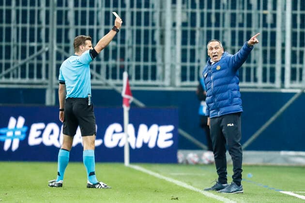 Sport Bilder des Tages SOCCER - UEFA CL, RBS vs Tel Aviv SALZBURG,AUSTRIA,30.SEP.20 - SOCCER - UEFA Champions League, play off, Red Bull Salzburg vs Maccabi Tel Aviv. Image shows referee Felix Brych and head coach Georgios Donis (Tel Aviv).Keywords: yellow card. GEPAxpictures xJasminxWalter