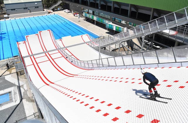 Bilder des Jahres 2020, Sport 10 Oktober Sport Themen der Woche KW40 Sport Bilder des Tages WINTER OLYMPIC SKI JUMP TRAINING, An Aerial Skier is seen training on the Olympic Winter training centres aerial ski jump facility at the Sleeman Sports Complex in Brisbane, Thursday, October 1, 2020. The 37m tall structure is the southern hemisphere?s only year-round outside aerial ski facility where athletes can reach speeds of over 70km h and launch up to 17 metres above the water. ( NO ARCHIVING, EDITORIAL USE ONLY, NO USE IN BOOKS WITHOUT CONSENT BRISBANE QLD AUSTRALIA  Copyright: xDARRENxENGLANDx 20201001001493961371
