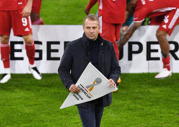 Fussball Supercup Finale 20 21: FC Bayern Muenchen - Borussia Dortmund FUSSBALL SUPERCUP FINALE 2020 2021 in Muenchen 30.09.2020 FC Bayern Muenchen - Borussia Dortmund Trainer Hansi Flick (FC Bayern Muenchen) mit Supercup-Wimpel FOTO: Markus Ulmer Pressefoto Ulmer Pool xxNOxMODELxRELEASExx DFL regulations prohibit any use of photographs as image sequences and or quasi-video. Dortmund Deutschland