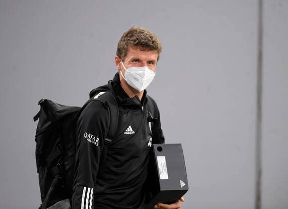 30.09.2020, Fussball Supercup: FC Bayern - Borussia Dortmund 30.09.2020, Fussball DFL-Supercup 2020, FC Bayern München - Borussia Dortmund, in der Allianz-Arena München. Thomas Müller (FC Bayern München) kommt mit Maske ins Stadion. Foto: Bernd Feil M.i.S. Pool Nur für journalistische Zwecke! Only for editorial use! Gemäß den Vorgaben der DFL Deutsche Fußball Liga ist es untersagt, in dem Stadion und oder vom Spiel angefertigte Fotoaufnahmen in Form von Sequenzbildern und oder videoähnlichen Fotostrecken zu verwerten bzw. verwerten zu lassen. DFL regulations prohibit any use of photographs as image sequences and or quasi-video. National and international NewsAgencies OUT. München Bayern Deutschland